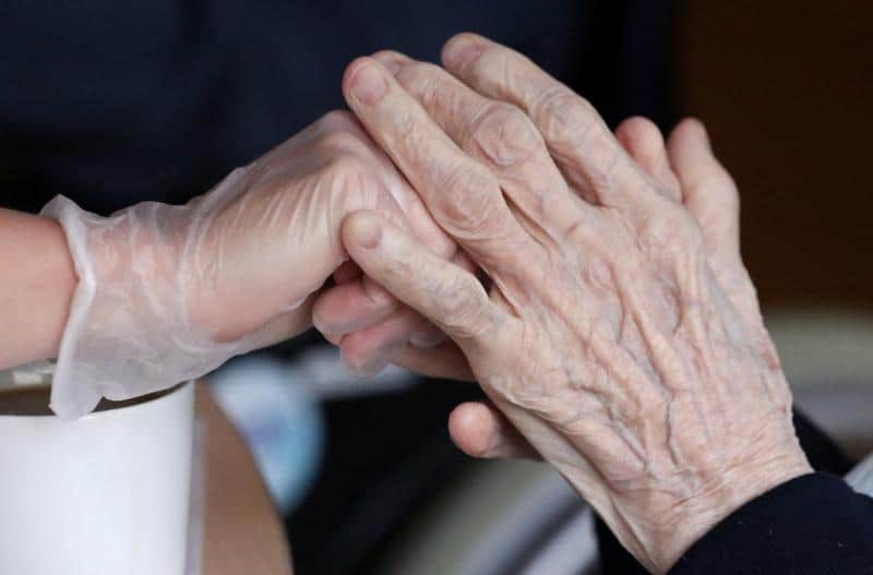 Read more about the article Papa reza por ancianos que tienen miedo de morir solos