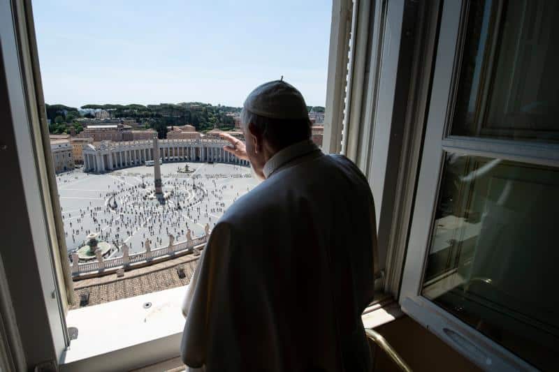 Read more about the article Pope blesses visitors on feast of Ascension