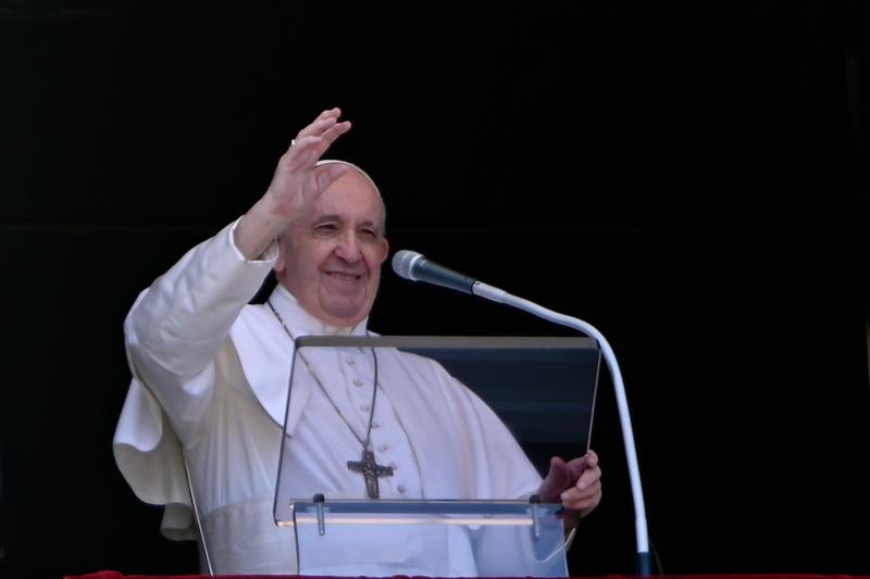 Read more about the article Christians must courageously share with others, pope says at Angelus