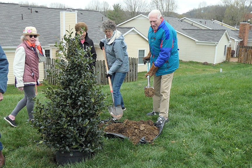 Read more about the article Cloister seniors mark Tennessee Tree Day by planting 100 trees to help re-leaf Nashville