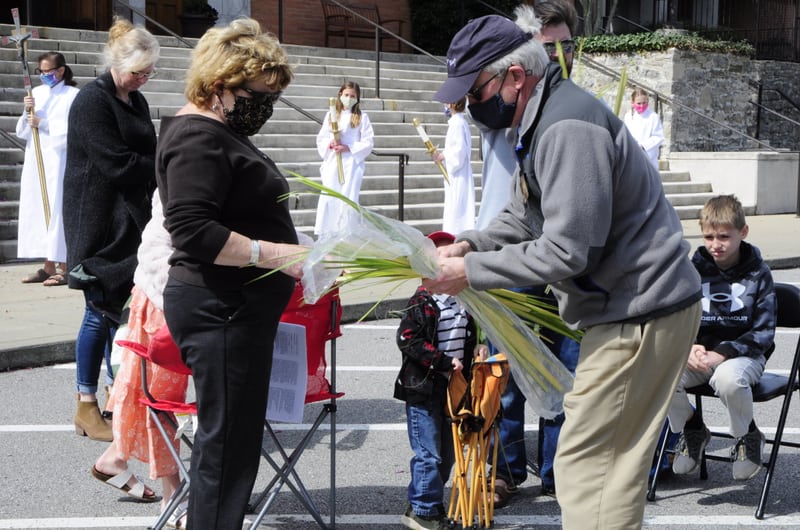 Read more about the article Parishes welcome more people back to church for Holy Week, Easter