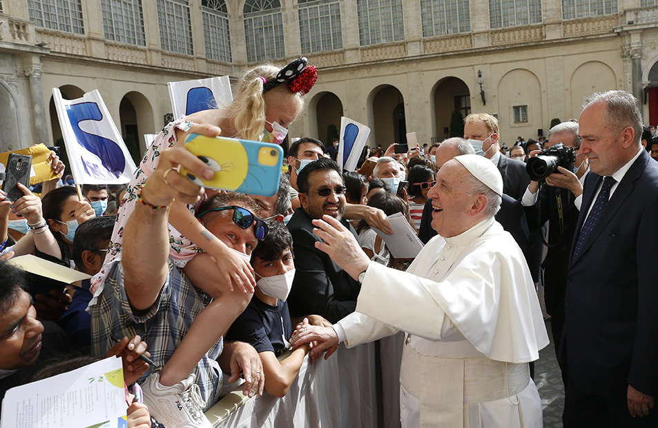 Read more about the article Self-righteous continue to disturb Christian community, pope says