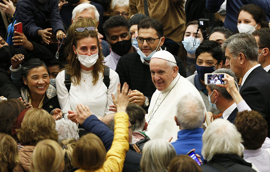 Read more about the article Look in the mirror before correcting others’ mistakes, pope says