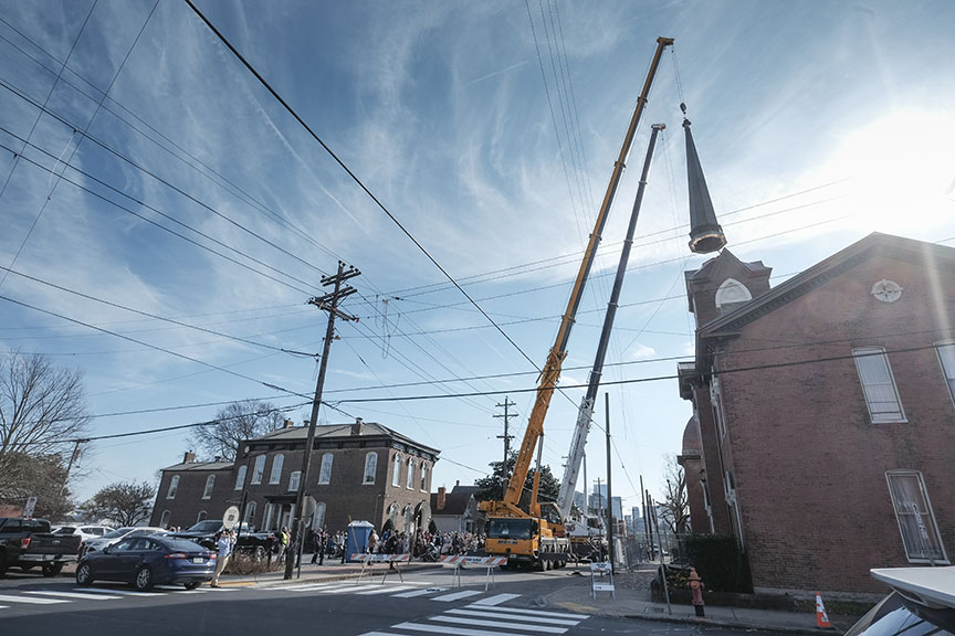 Read more about the article Cross and steeple lifted high to return to top of Assumption Church