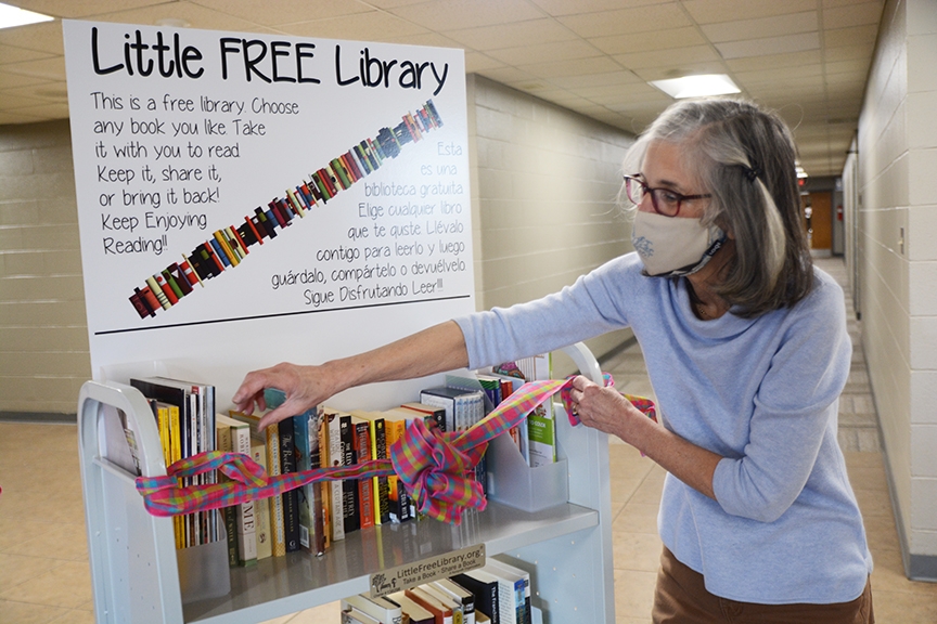 Read more about the article Little Free Library offers books to guests at food distribution sites