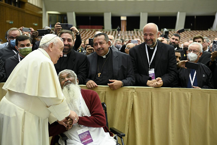 Read more about the article Be voice of God to all, pope tells missionaries of mercy 