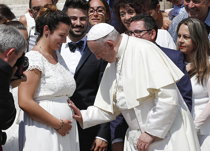 Read more about the article Declining birthrates impoverish future, pope says 