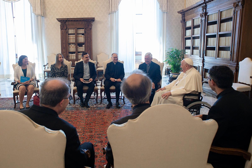 Read more about the article War, Vatican II, decision making: Pope shares insights with Jesuit editors