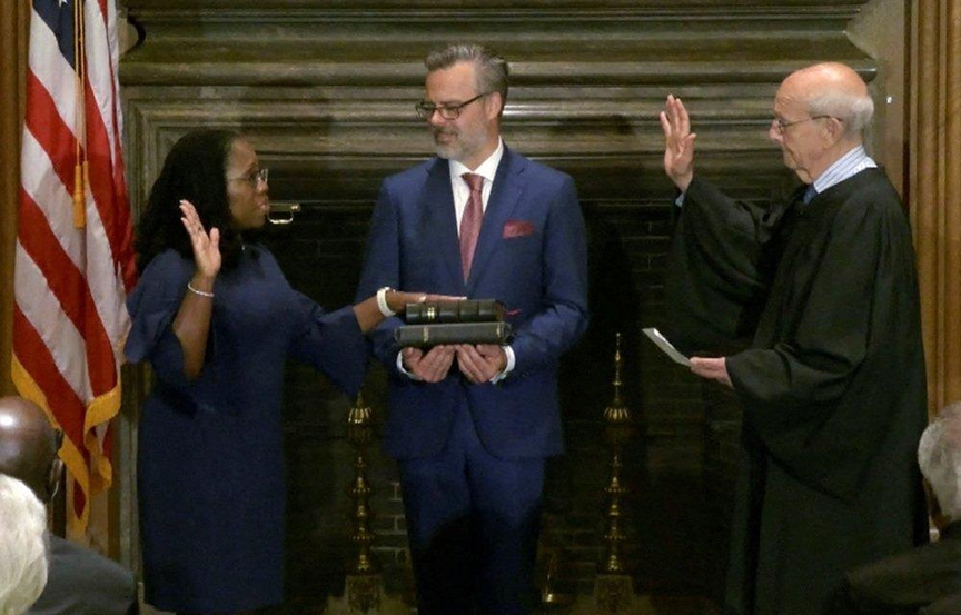 Read more about the article Judge Ketanji Brown Jackson is sworn in as Supreme Court justice