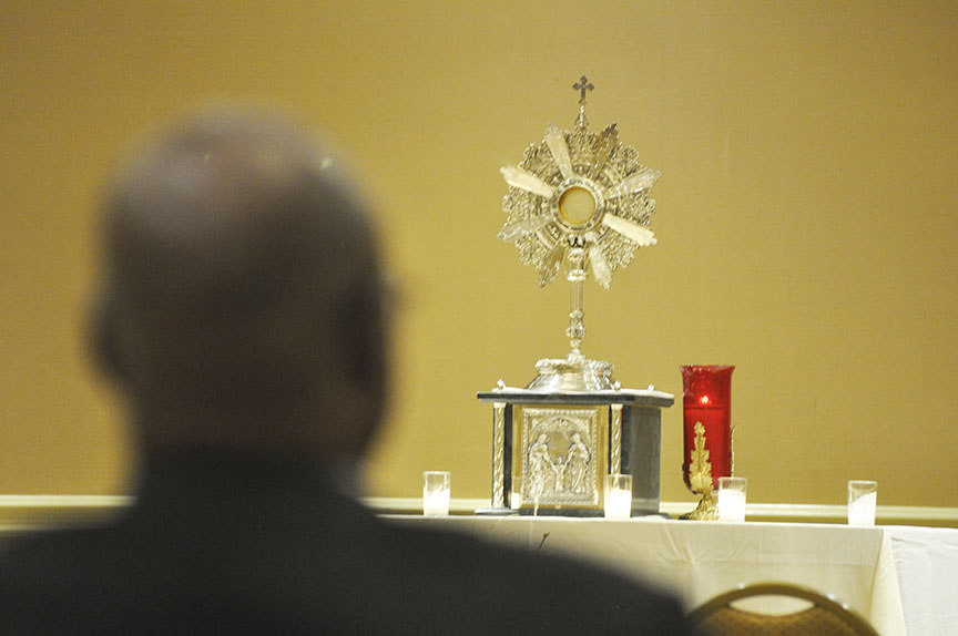 Read more about the article Knights of Columbus participate in Adoration at Supreme Convention [Photo Gallery]