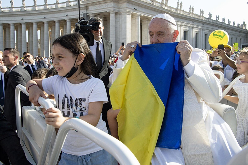 Read more about the article Invasion of Ukraine was barbaric, but war is complicated, pope tells Jesuits