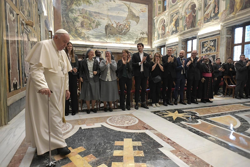 Read more about the article Sharing stories of faith revives faith of others, pope tells magazine staff