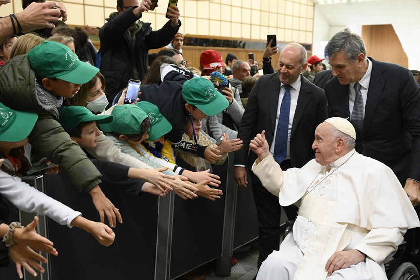 Read more about the article ‘Dream big,’ take small steps for peace each day, pope tells students