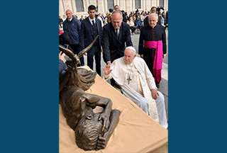 Read more about the article Pope blesses ‘begging statue’ that will help Vincentians build homes