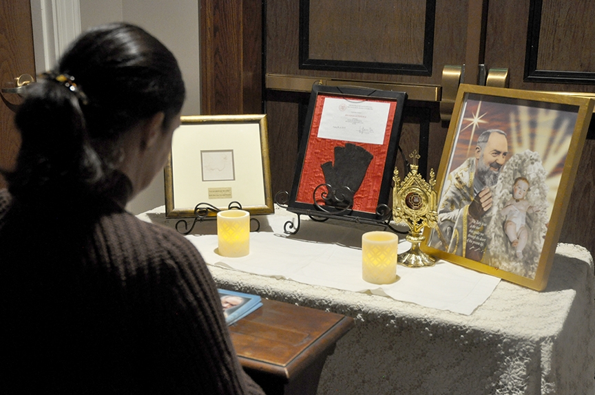 Read more about the article Young Catholic Professionals venerate relics of St. Padre Pio [Photo Gallery]