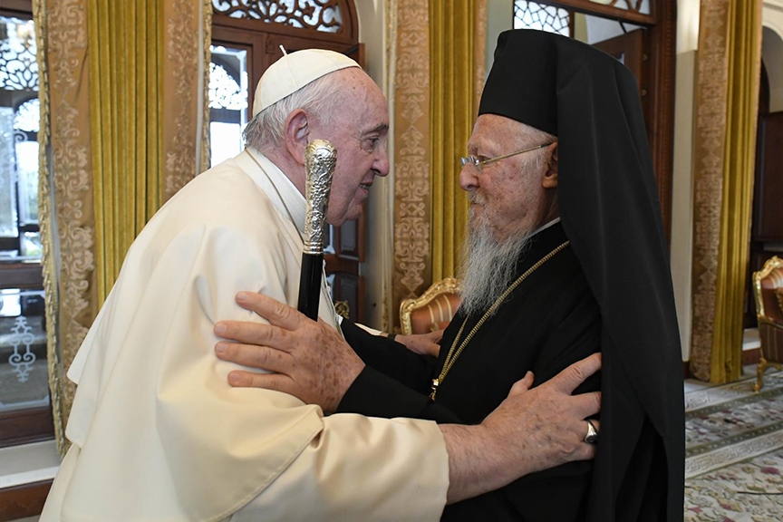 Read more about the article Overcoming Christian divisions would give world hope, pope tells patriarch