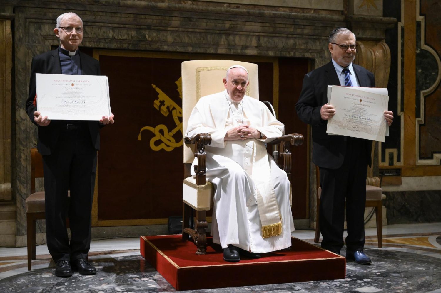Read more about the article Pope pays tribute to predecessor, honors Ratzinger Prize winners
