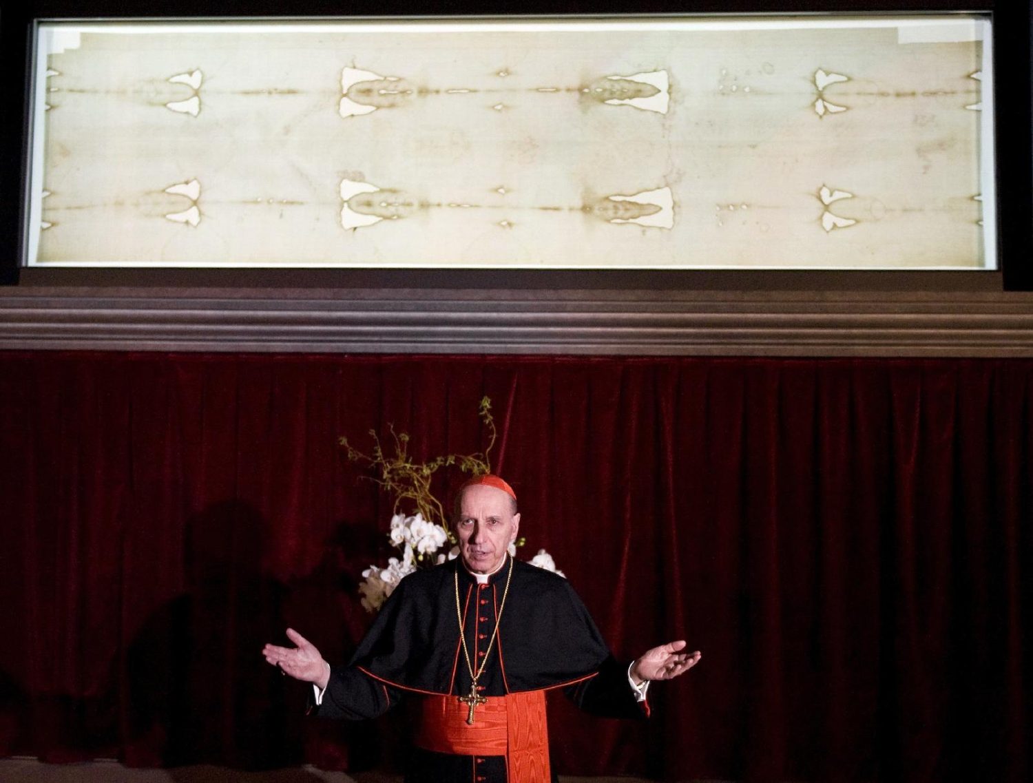 Read more about the article Retired custodian of Shroud of Turin, Italian cardinal dies at 89