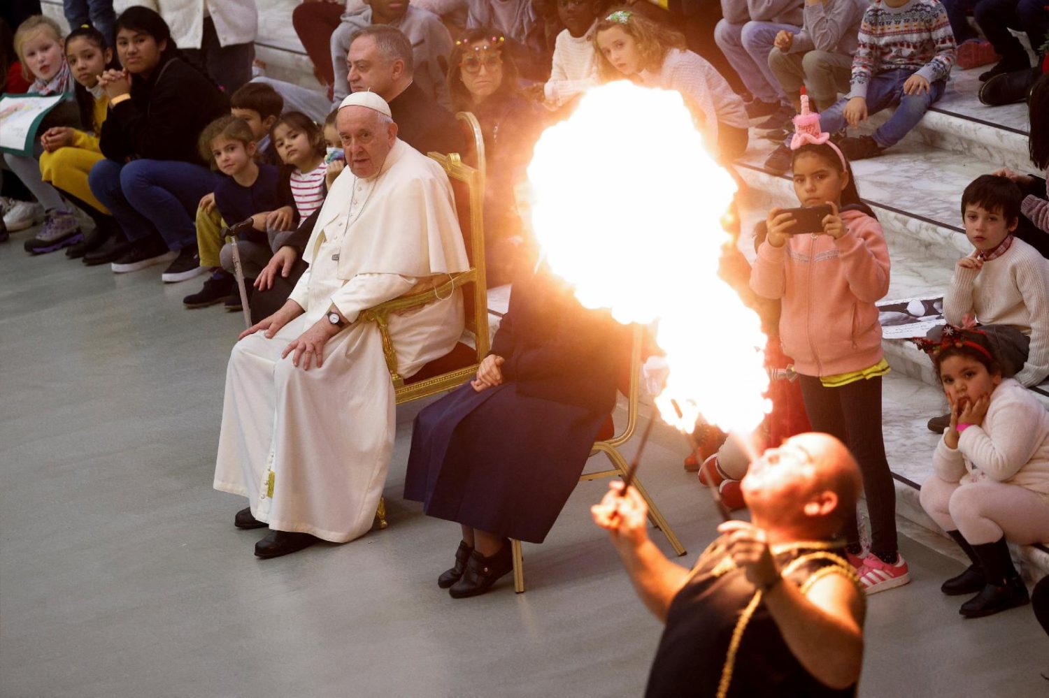 Read more about the article Kids help pope celebrate 86th birthday with cake, circus performers