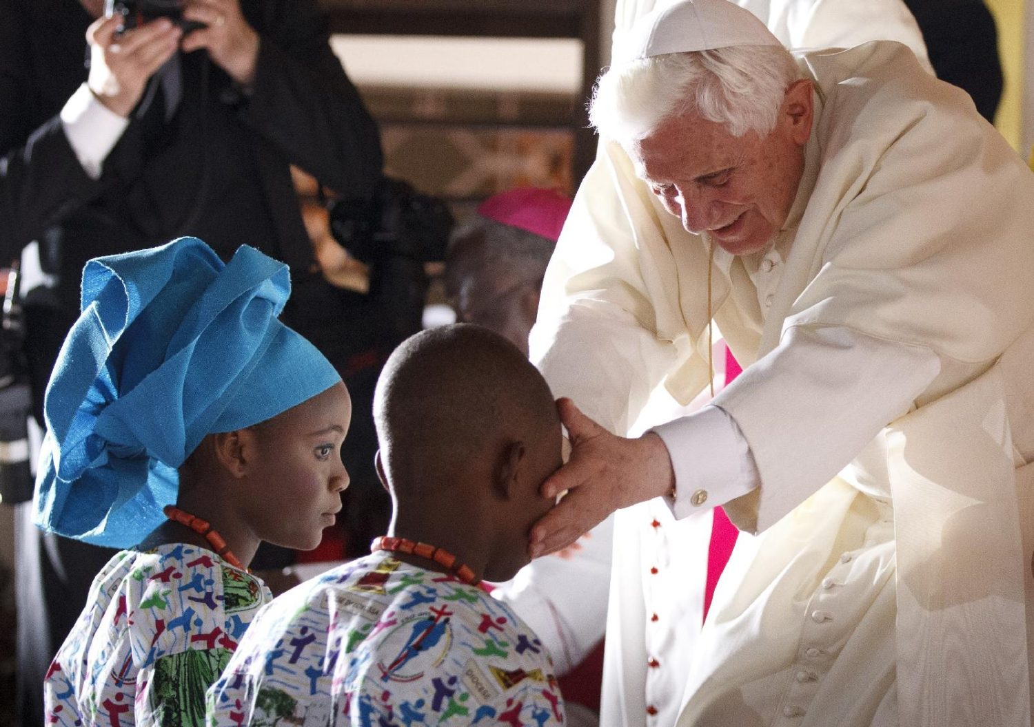 Read more about the article Pope Francis asks prayers for ailing Pope Benedict