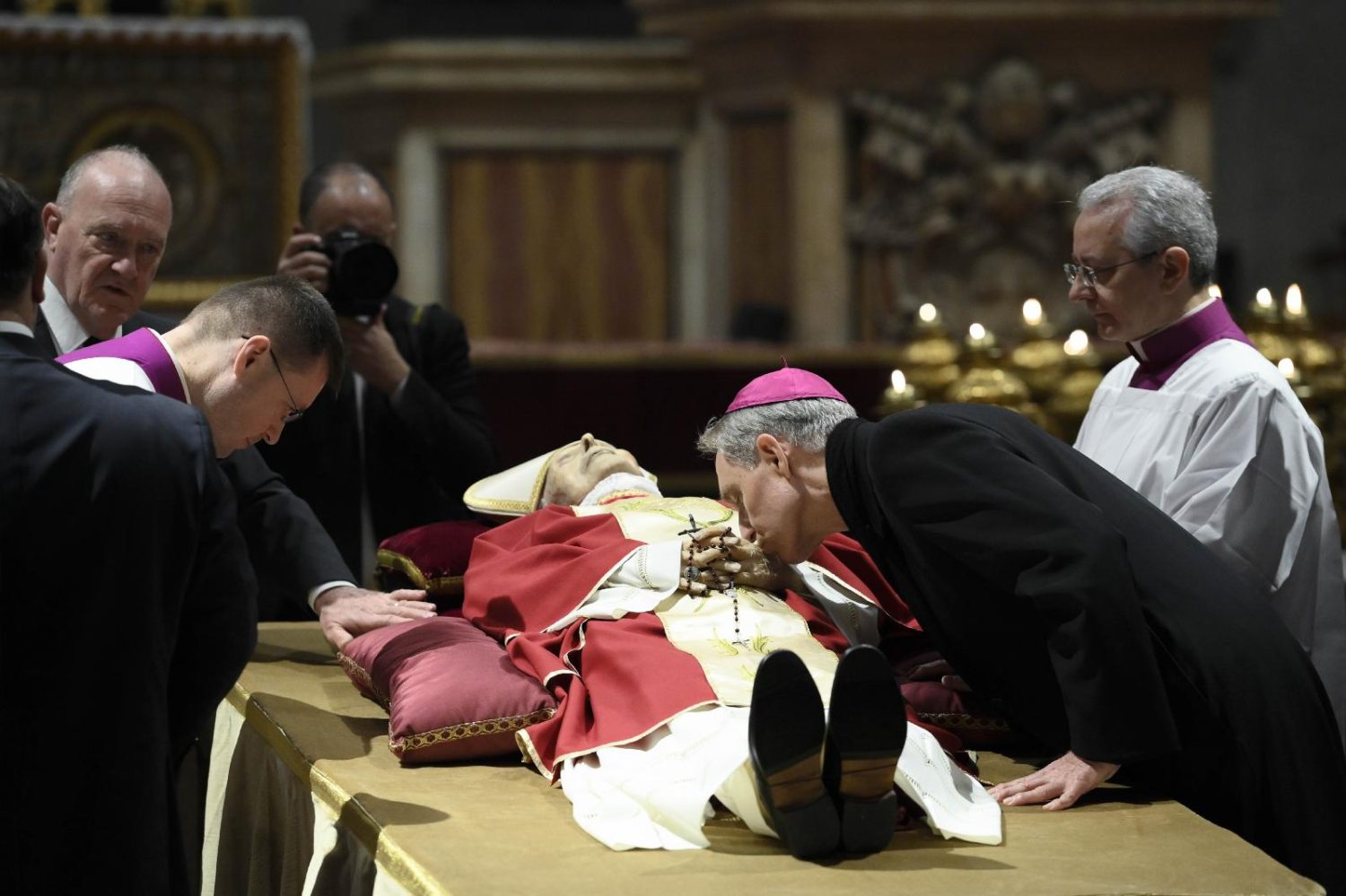 Read more about the article Pope Benedict’s body solemnly, lovingly carried to St. Peter’s Basilica