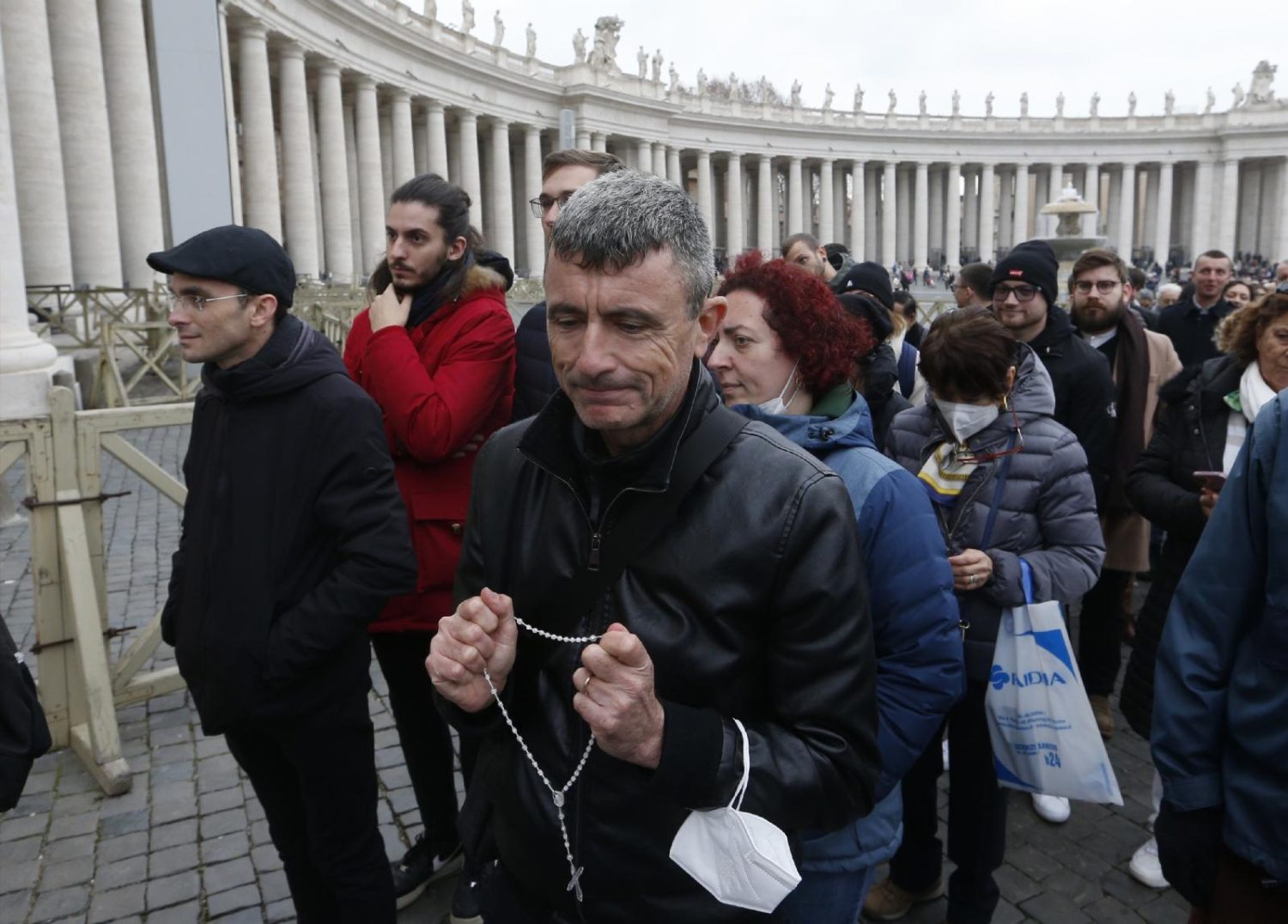 Read more about the article Thousands pay last respects to Pope Benedict in St. Peter’s Basilica