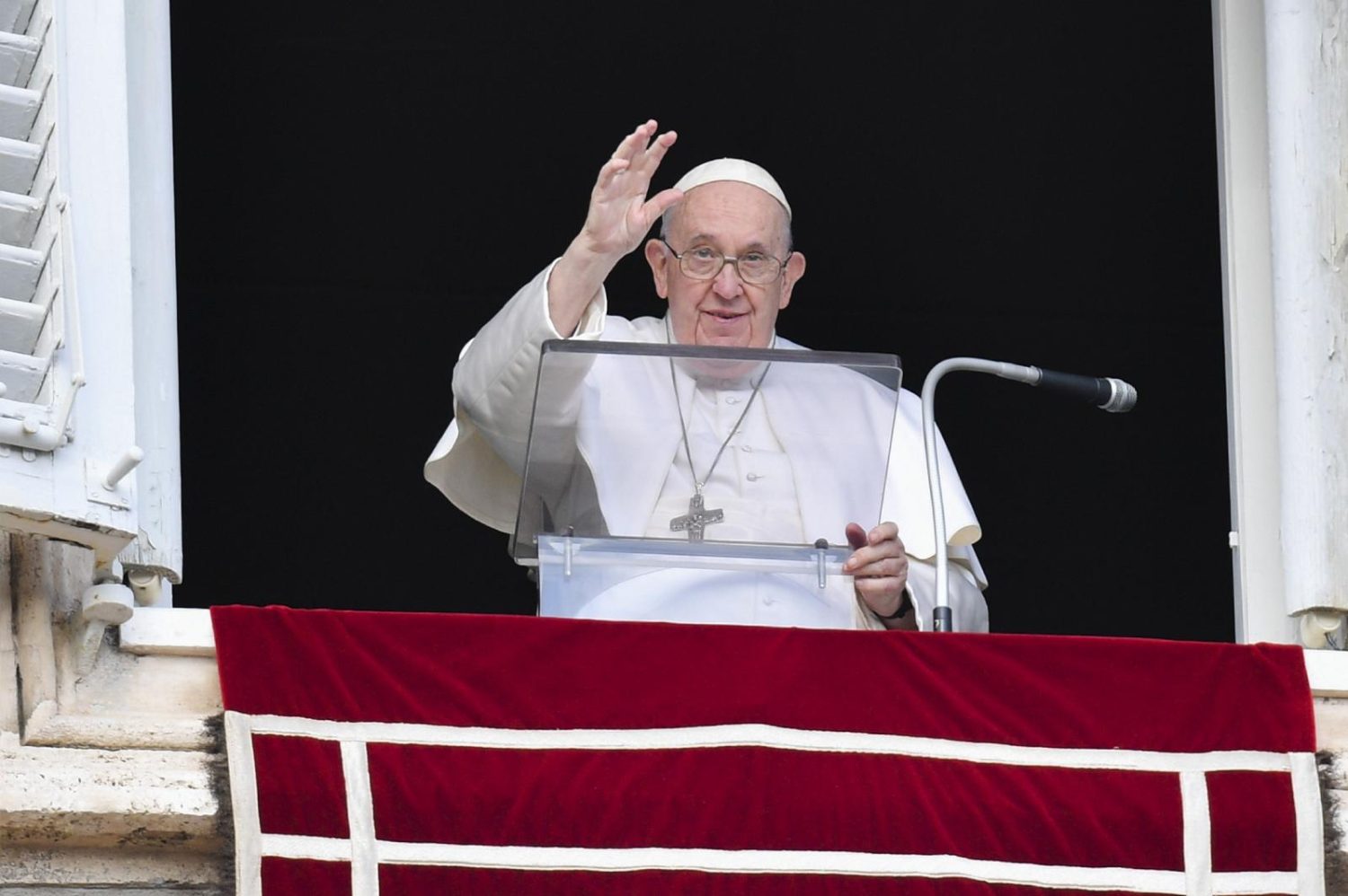 Read more about the article Learn to understand fear, not be enslaved by it, pope says