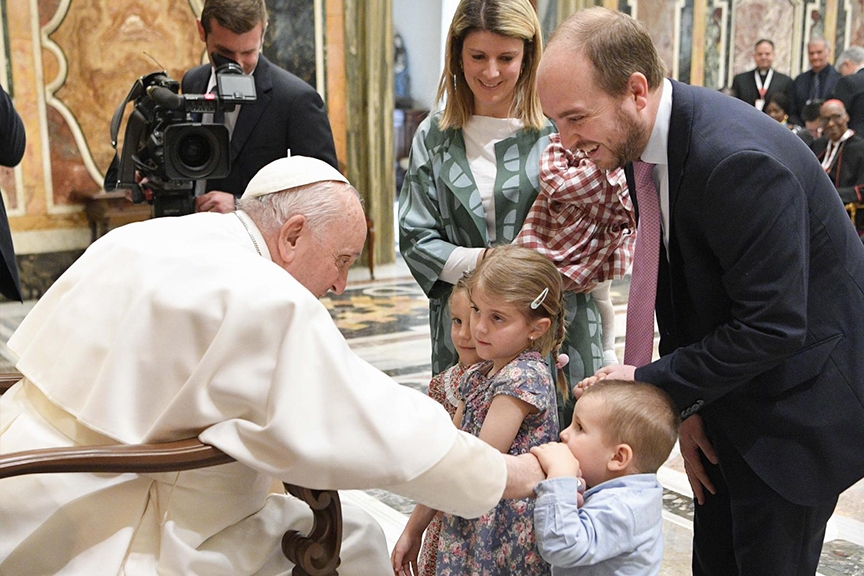 Read more about the article Laity share baptismal call to ministry, service, pope says