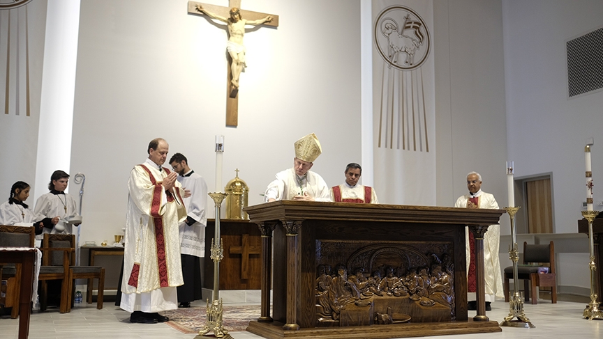 Read more about the article Bishop dedicates new altar for St. Frances Cabrini Church [Photo Gallery]