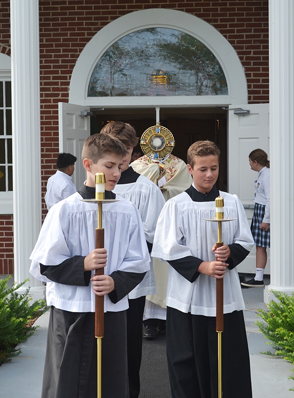Read more about the article St. Patrick School kicks off school year with Eucharistic blessing