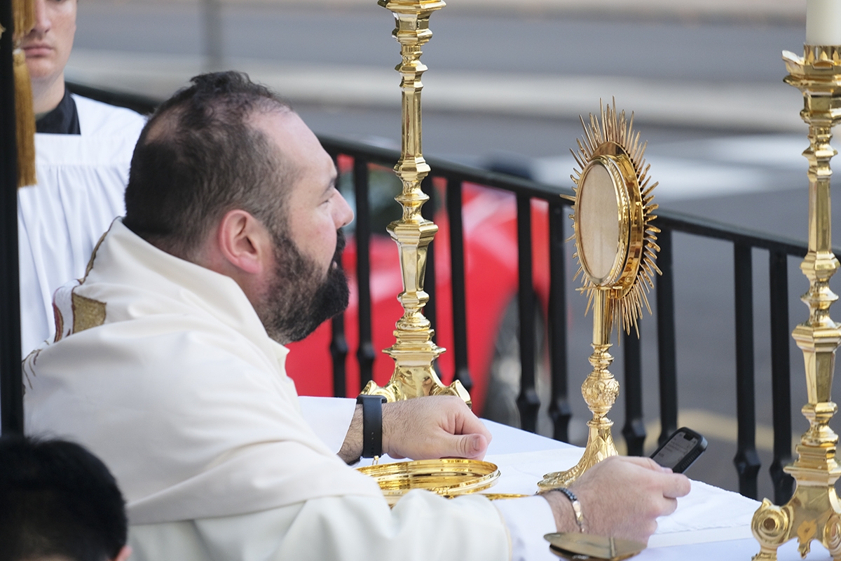 Read more about the article Eucharistic Revival continues with processions across diocese