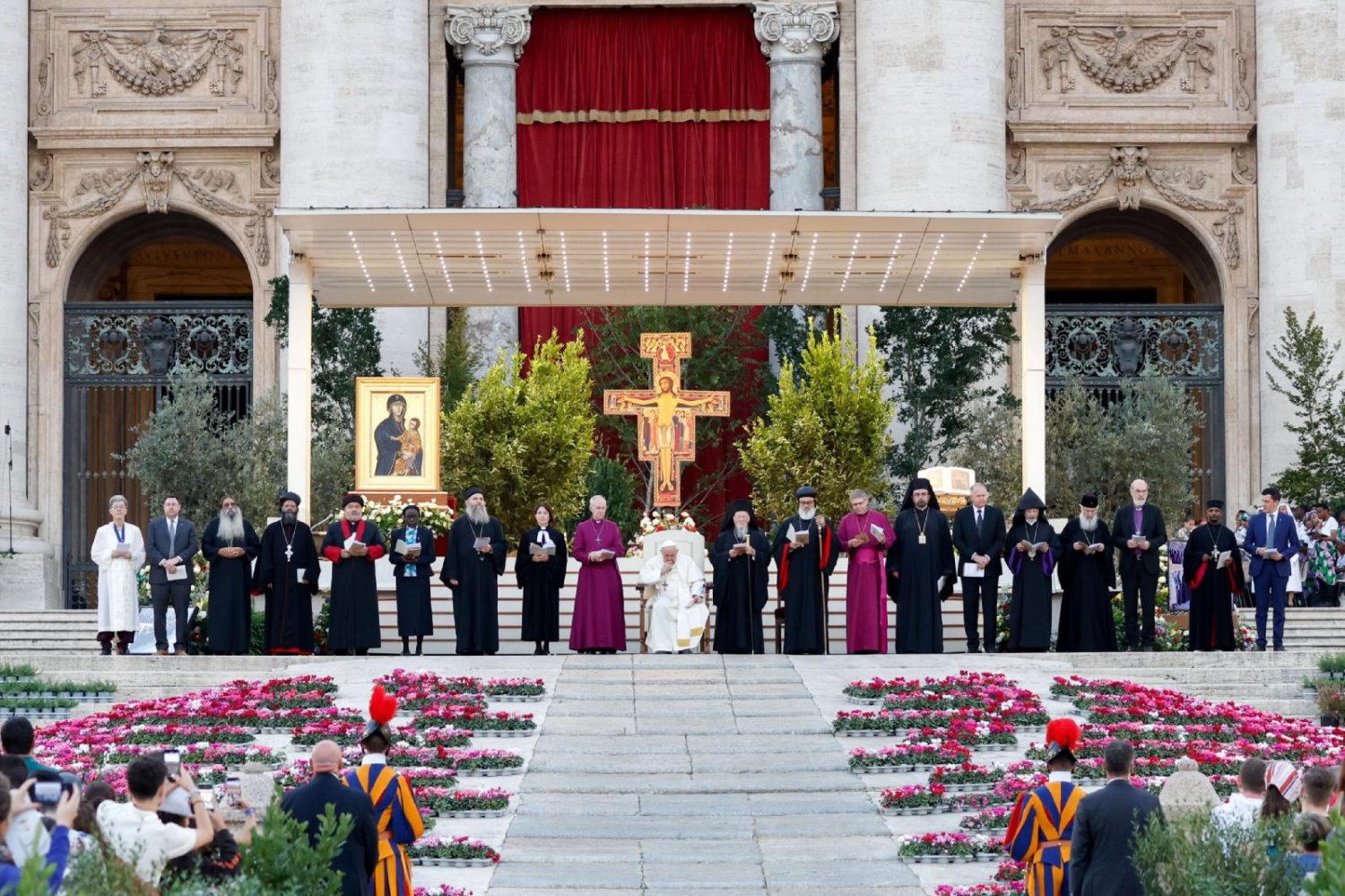 Read more about the article Before synod retreat, pope prays for listening instead of polarization